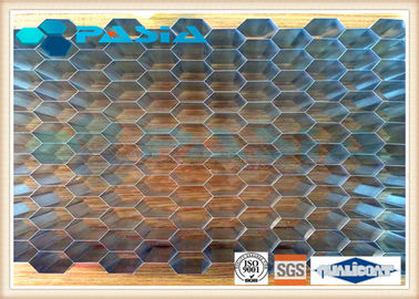 Chine L'âme en nid d'abeilles en aluminium de résistance à la corrosion pour l'aluminium a fait face à des panneaux fournisseur