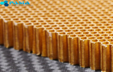 Chine Le nid d'abeilles d'Aramid d'isolation phonique lambrisse le modèle 120 G/M2 d'armure de satin fournisseur