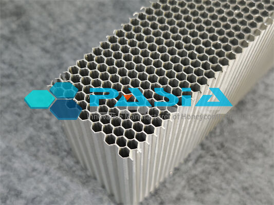 Chine Feuille d'aluminium propre traitée avec un noyau de nid d'abeille en aluminium chrome hexavalent pour des applications haut de gamme fournisseur