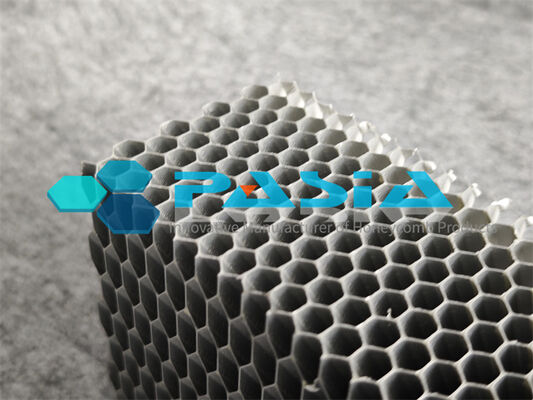Plaquette d'absorption d'énergie en Honeycomb en aluminium revêtue de chromate résistant à la corrosion de 1250 × 1250 mm, de taille pour le tamponage des véhicules ferroviaires avec des caractéristiques de contrainte de plateau stables. fournisseur